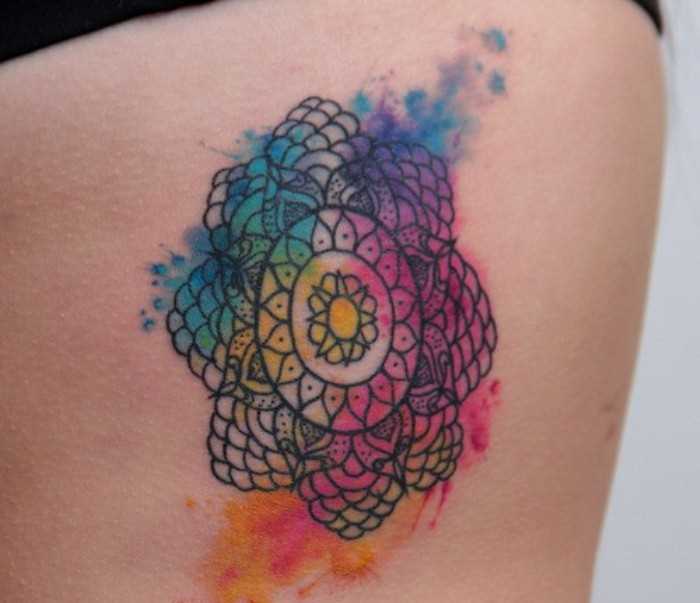 Cores de tatuagem ao lado da menina - mandala