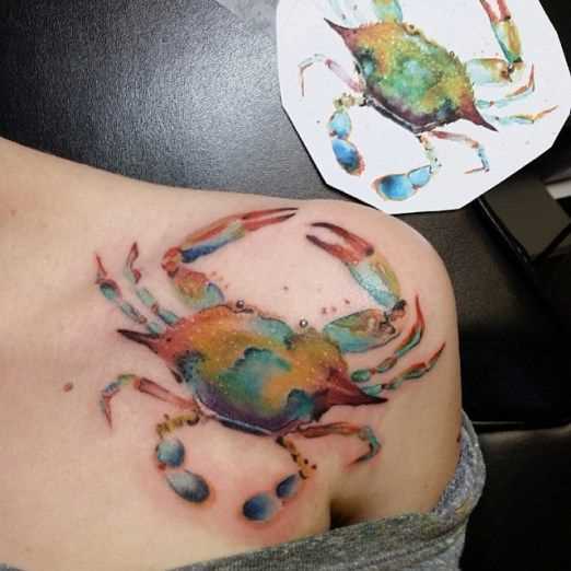 Cores de tatuagem de caranguejo na clavícula menina