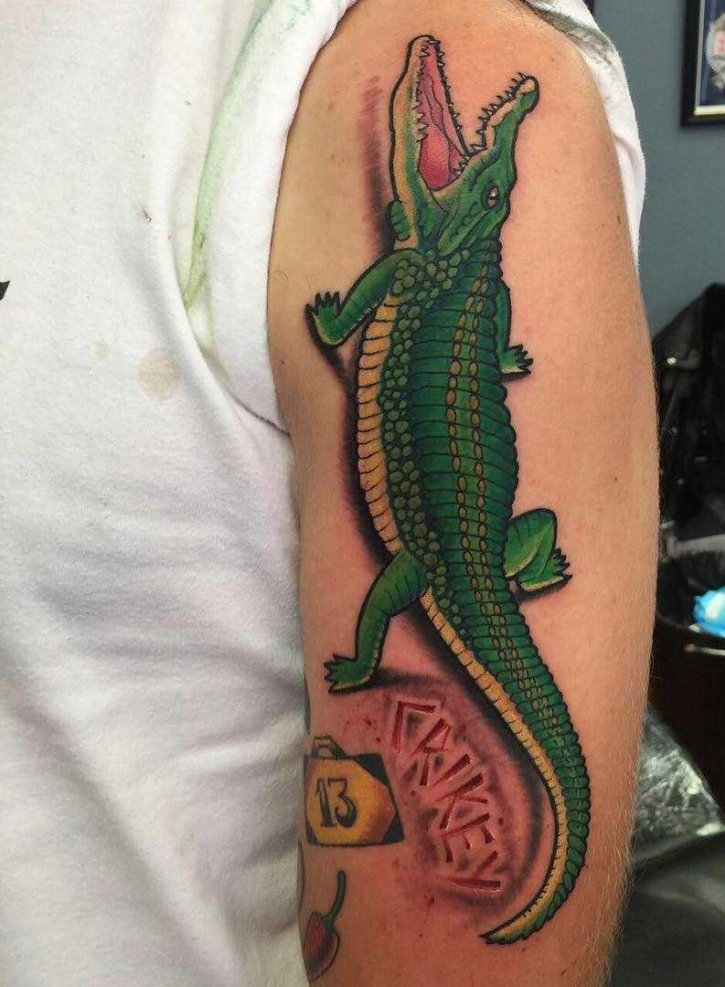 Cores de tatuagem de crocodilo no ombro do cara