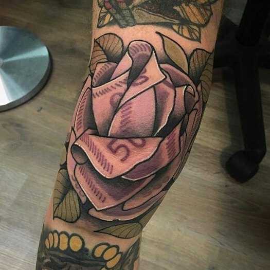 Cores de tatuagem de dinheiro em forma de uma rosa no cotovelo do cara