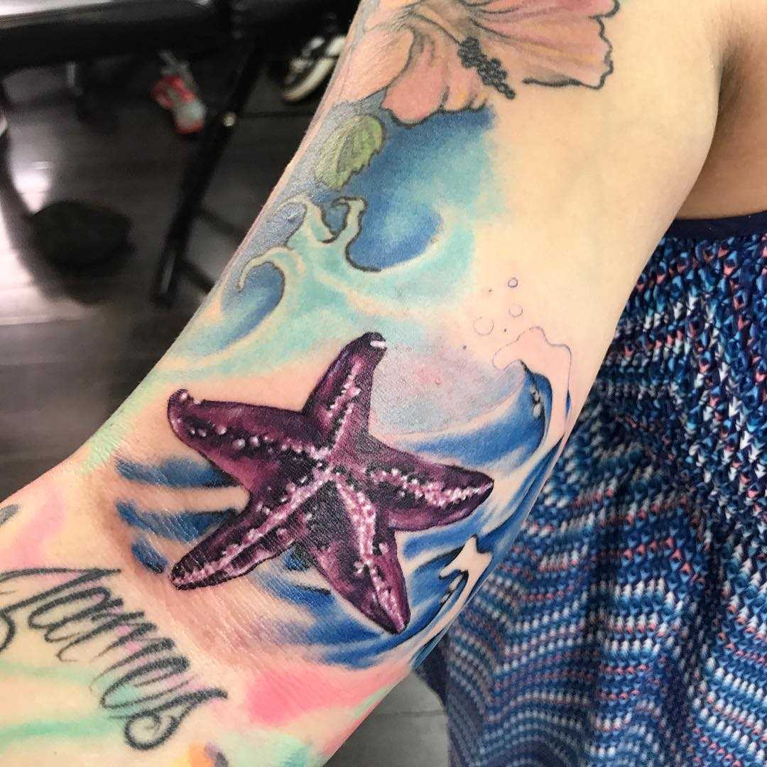 Cores de tatuagem de estrela na mão da mulher