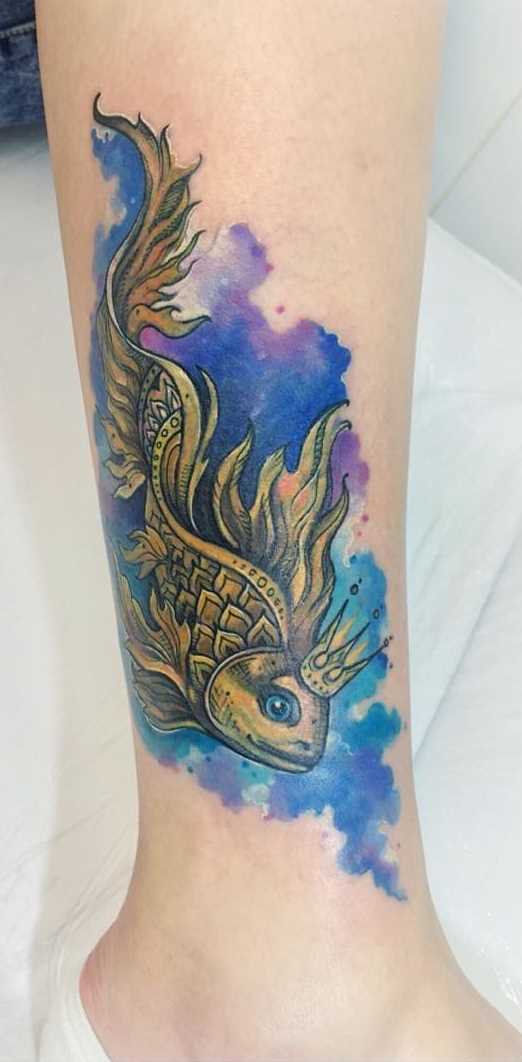 Cores de tatuagem de peixe de ouro sobre a perna da menina