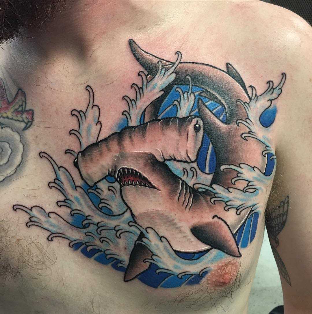 Cores de tatuagem de peixe-martelo no peito do homem