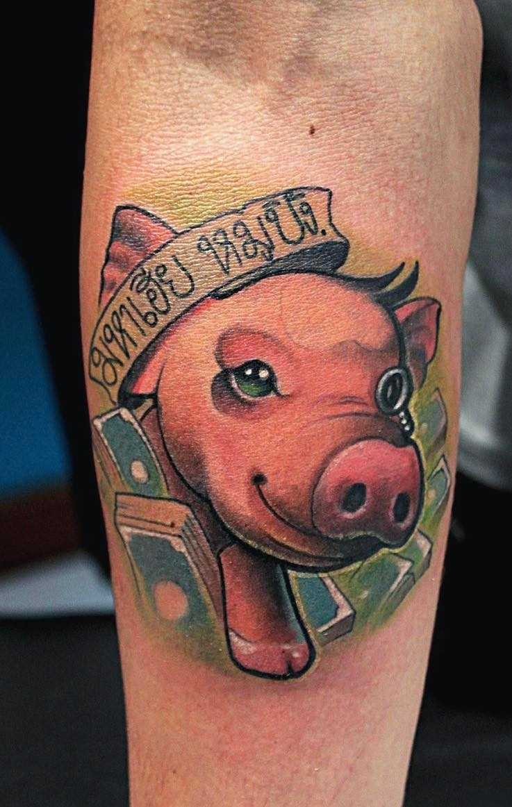 Cores de tatuagem de porco no antebraço cara