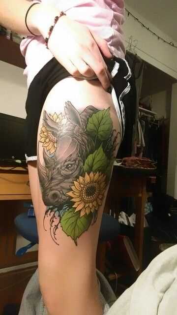 Cores de tatuagem de rinoceronte com flores no quadril da menina
