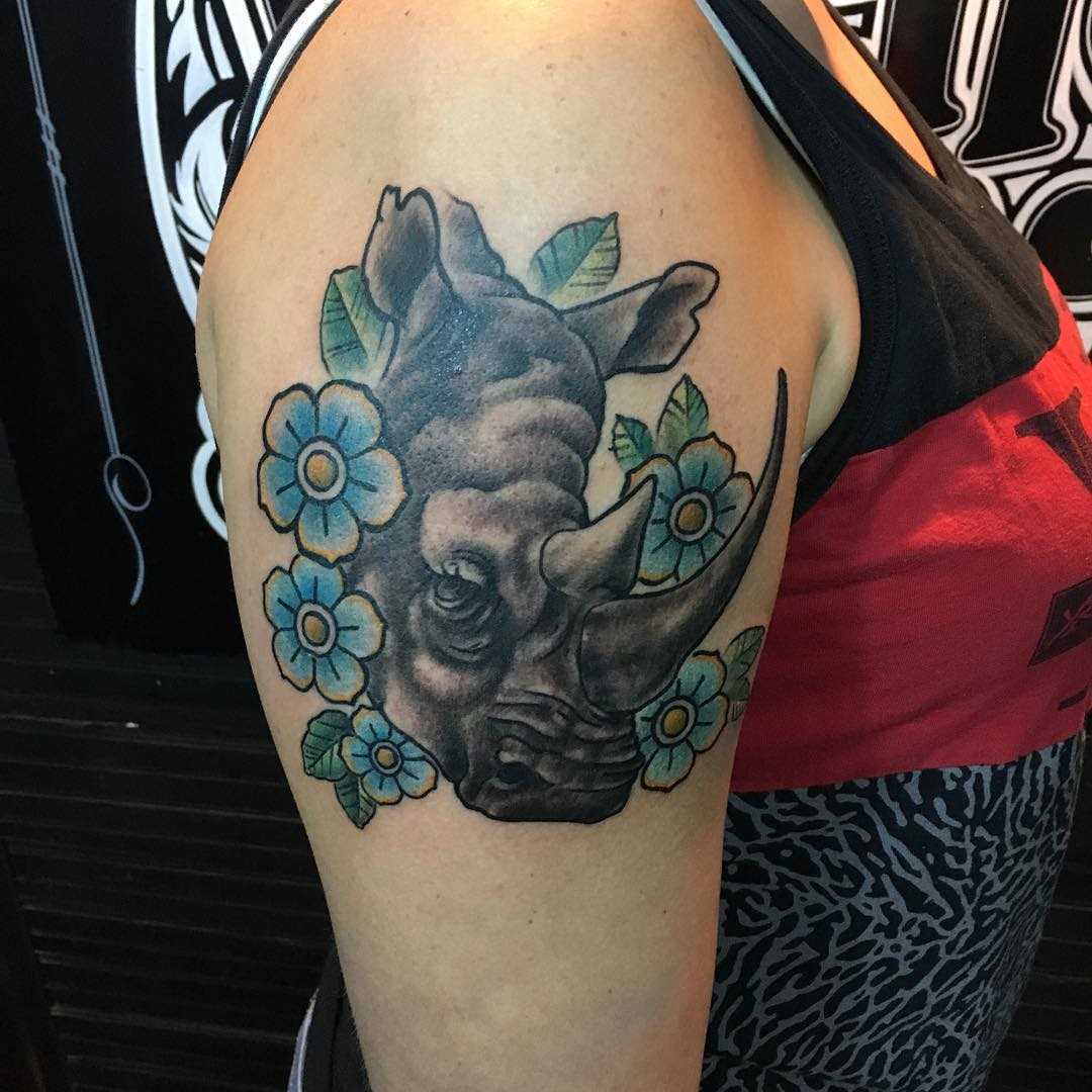 Cores de tatuagem de rinoceronte no ombro da menina