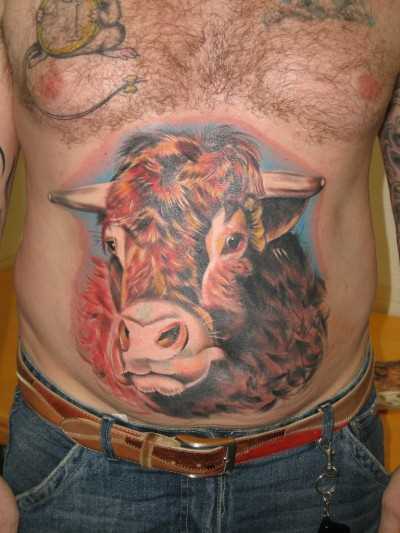 Cores de tatuagem do cara na barriga - touro