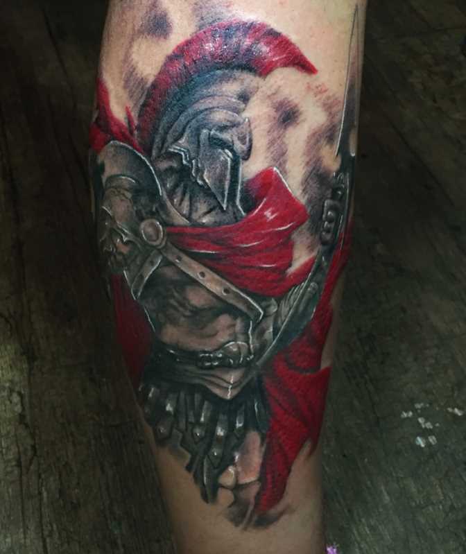 Cores de tatuagem espartano sobre a perna de homens