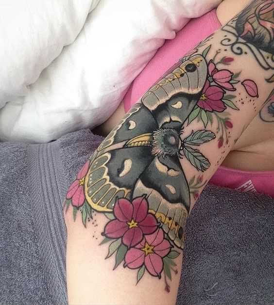 Cores de tatuagem inseto na mão da menina