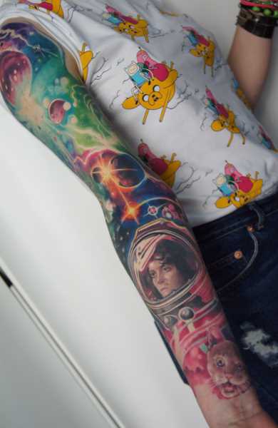 Cores de tatuagem manga sobre a garota - espaço