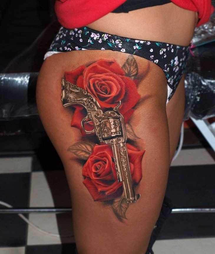Cores de tatuagem na coxa da menina no estilo 3d - rosa e um revólver