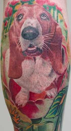 Cores de tatuagem na perna da menina - cão
