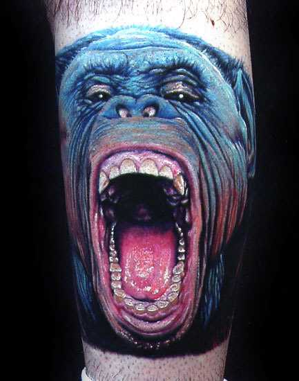 Cores de tatuagem na perna de um cara de macaco