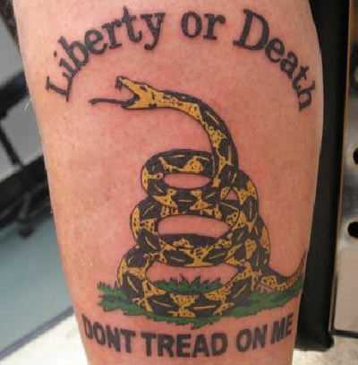 Cores de tatuagem na perna de um cara em forma de serpente