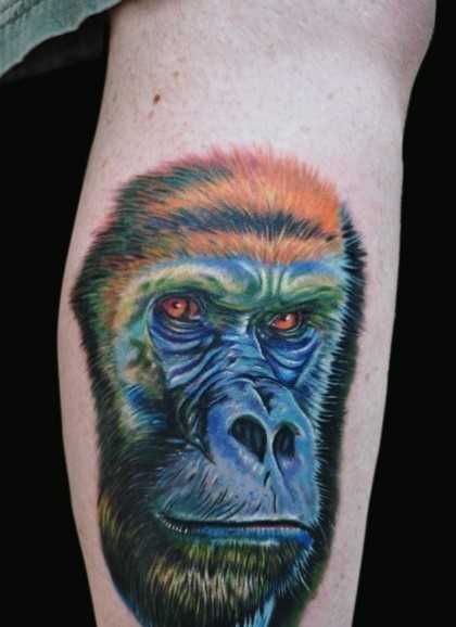 Cores de tatuagem na perna do cara de macaco