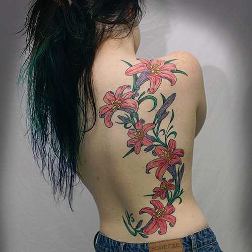 Cores de tatuagem nas costas da menina - lírio