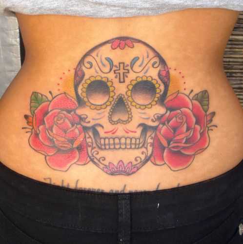 Cores de tatuagem nas costas de uma menina no estilo oldschool mexicano, o caco e rosas