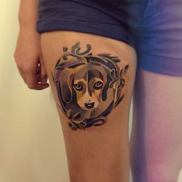 Cores de tatuagem nas coxas da menina - cão