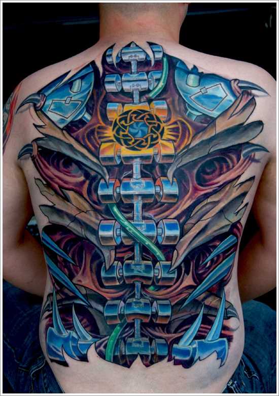 Cores de tatuagem no estilo de biomecânica nas costas de homens