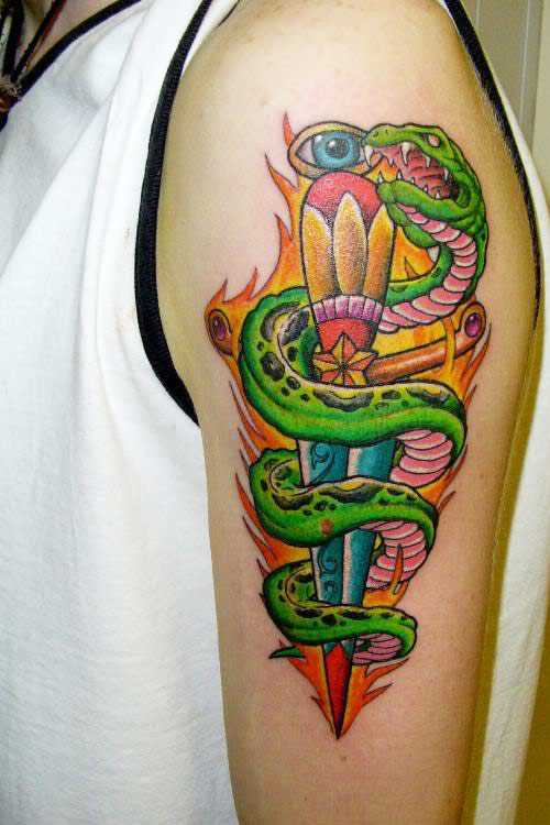 Cores de tatuagem no ombro da menina - a serpente e o punhal