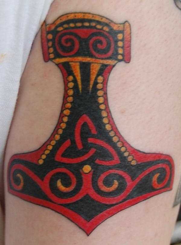Cores de tatuagem no ombro da menina - de-martelo