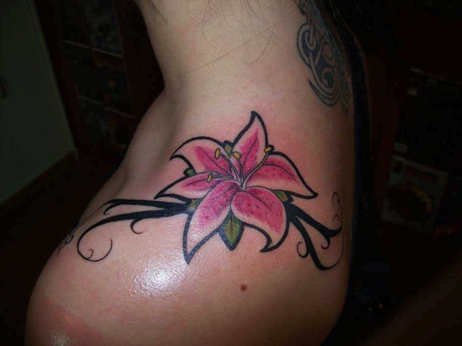 Cores de tatuagem no ombro da menina em forma de lírio