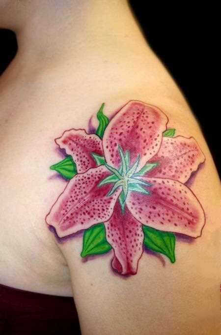 Cores de tatuagem no ombro da menina - flor de lírio