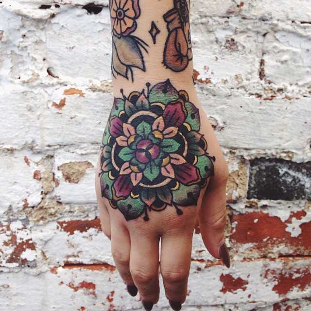 Cores de tatuagem no pincel meninas - mandala