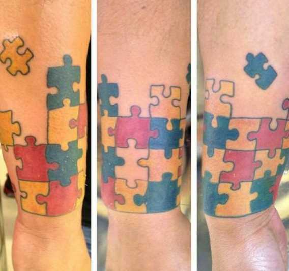 Cores de tatuagem no pulso da menina - quebra-cabeças