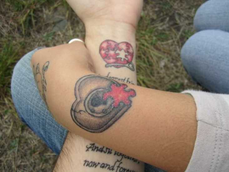 Cores de tatuagem no pulso de uma menina e um cara de quebra - cabeça