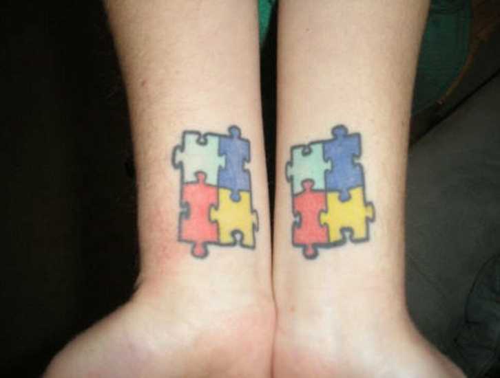 Cores de tatuagem nos pulsos da menina - quebra-cabeças