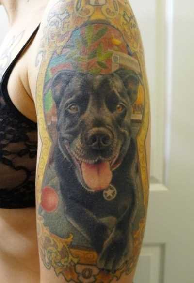 Cores de tatuagem que a menina no ombro - cão