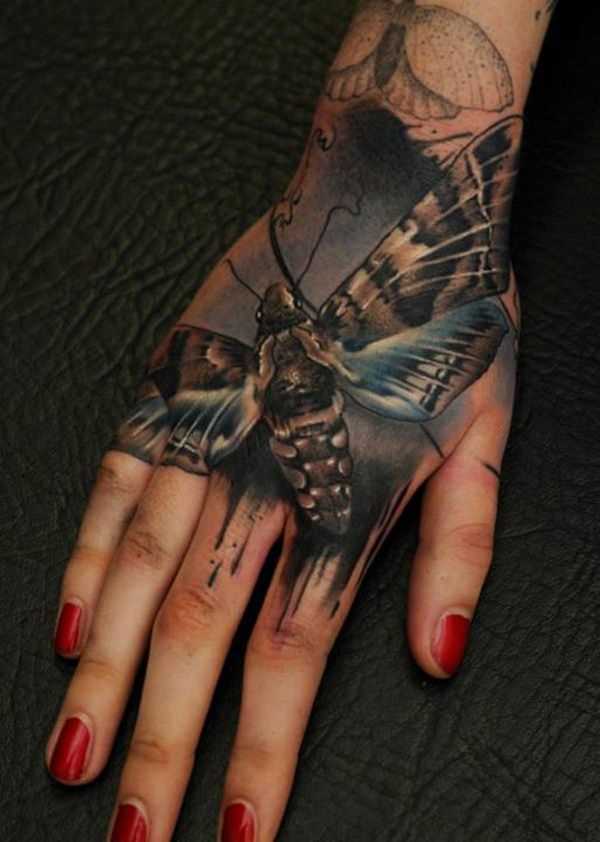 Cores de tatuagem que tem no braço da menina - uma mariposa em estilo 3d