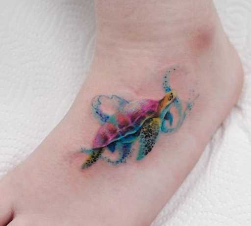 Cores de tatuagem tartaruga na planta do pé da menina