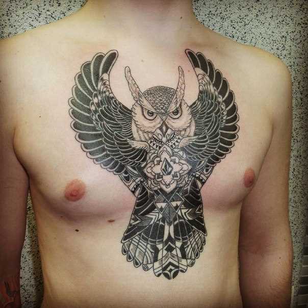 Coruja tatuagem no peito de um cara de preto com rímel