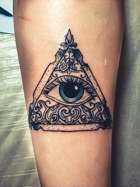 De olho no triângulo, tatuagem no antebraço da menina