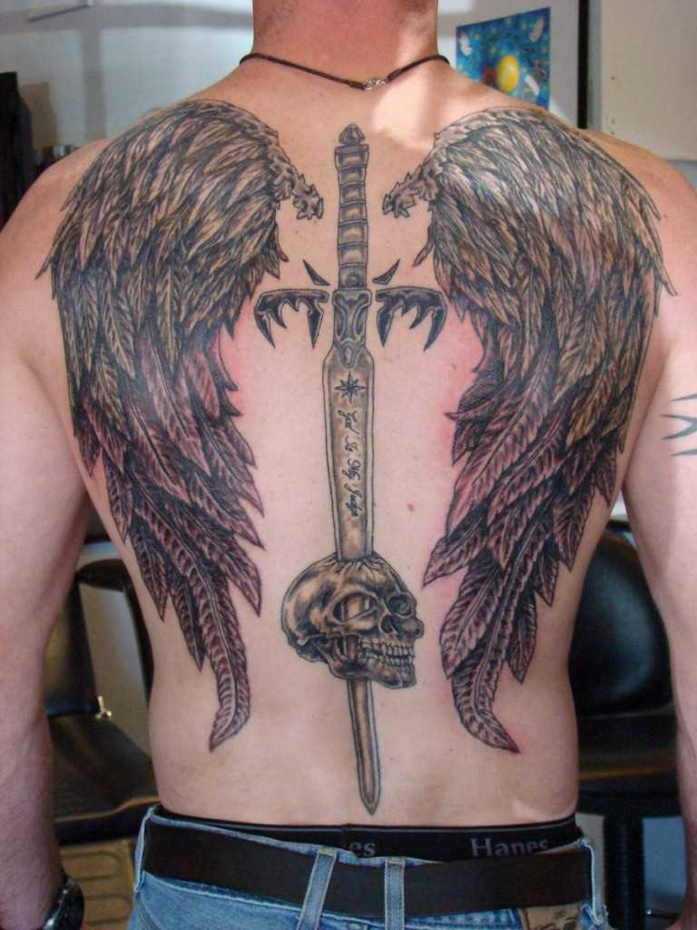 Desenho de uma espada com asas e uma caveira nas costas do cara