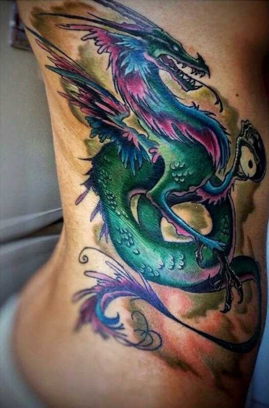 Dragão - a tatuagem no lado da menina