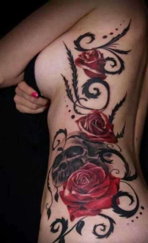 Esta foto de uma linda tatuagem de rosas com o crânio em estilo gótico no seu lado da menina