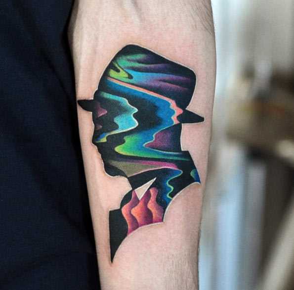 Esta foto de uma linda tatuagem no estilo do surrealismo no cotovelo do cara