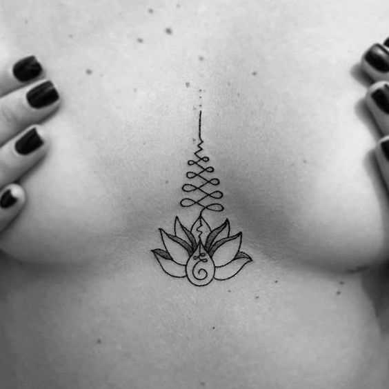 Esta foto de uma linda tatuagem no estilo handpoke no peito da menina