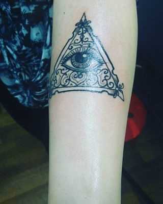 Esta foto de uma linda tatuagem piscar de olhos que tudo vê na mão de uma menina