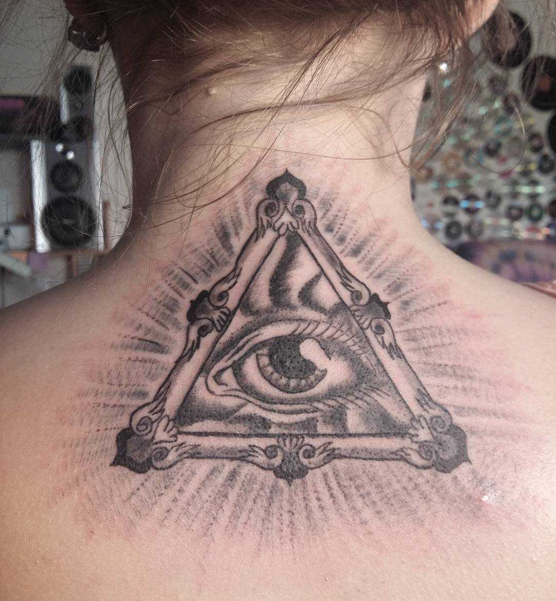 Esta foto de uma linda tatuagem piscar de olhos que tudo vê na parte de trás da menina