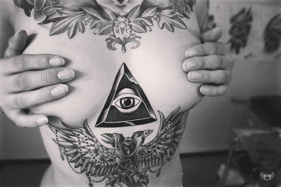 Esta foto de uma linda tatuagem piscar de olhos que tudo vê no peito da menina