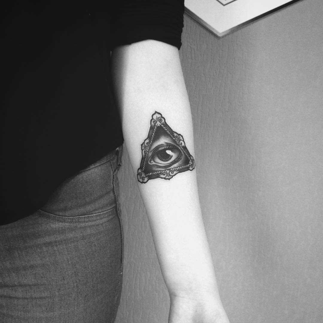Esta foto de uma linda tatuagem que tudo vê piscar de olhos na mão da menina