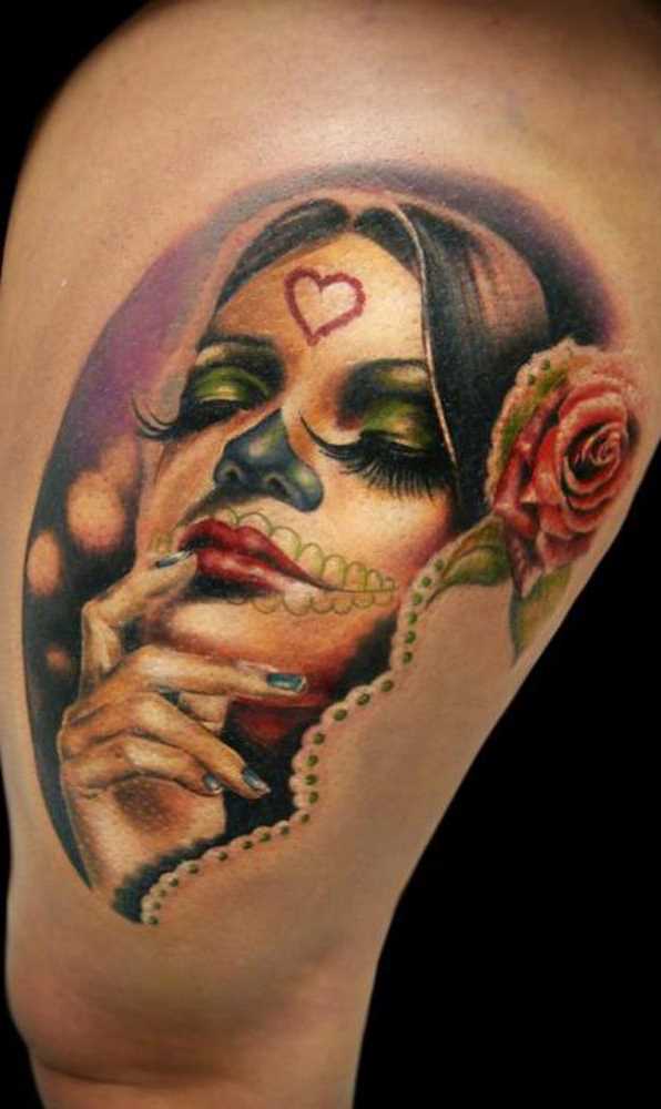 Estilo chicano - tatuagem Catrina na perna feminina