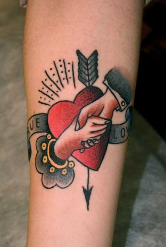 Estilo oldschool - tatuagem na mão fêmea