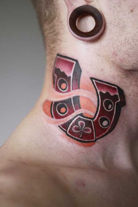 Ferradura - tatuagem no pescoço do cara