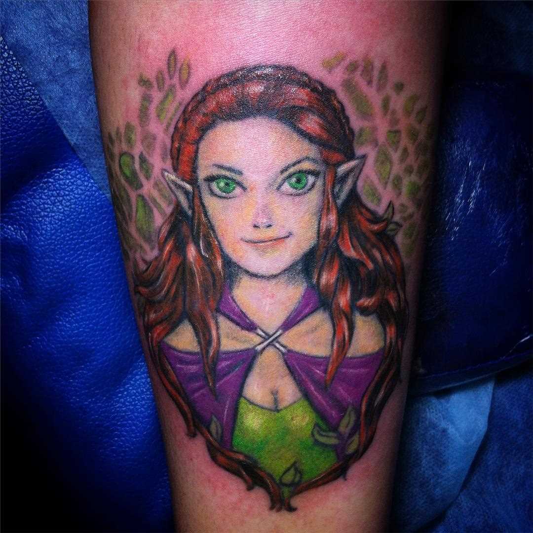 Figura da menina elfo no antebraço cara