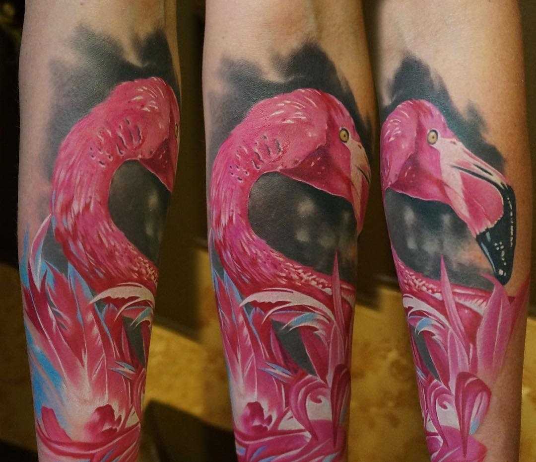 Figura flamingos no antebraço da menina